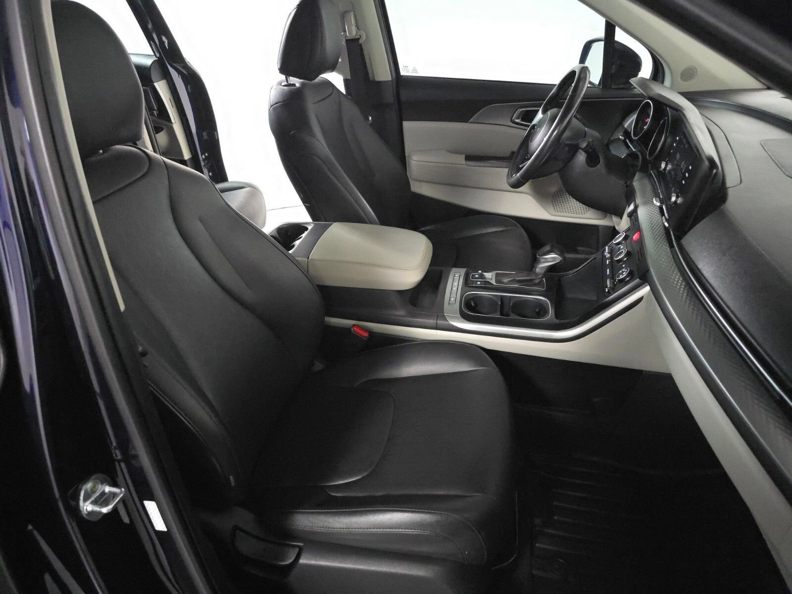 Used 2023 Kia Carnival LX image 21