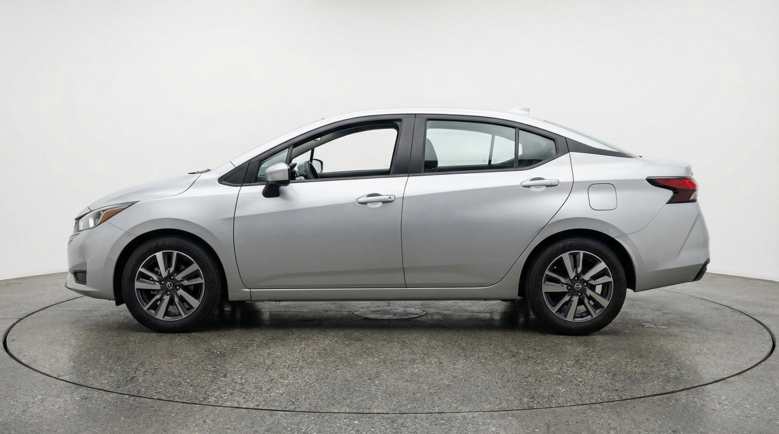 Used 2025 Nissan Versa SV image 5