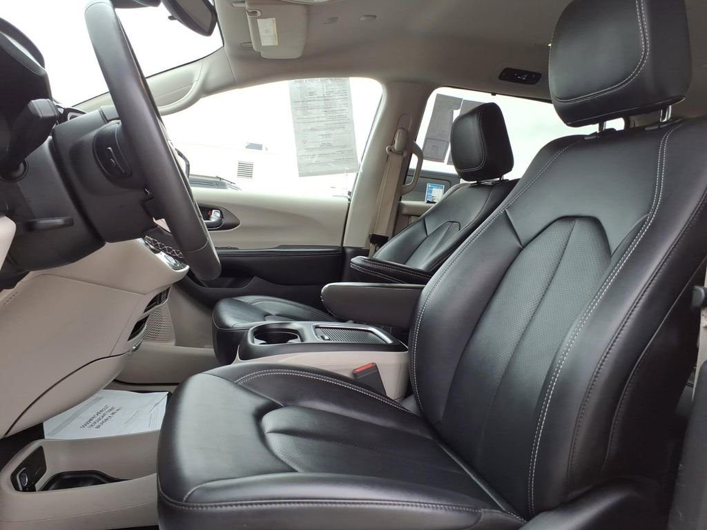 Used 2024 Chrysler Pacifica Touring-L image 13