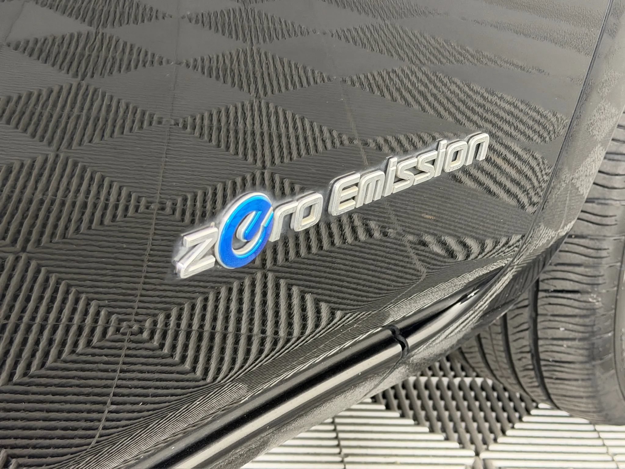 Used 2013 Nissan Leaf SL w/ Premium Pkg FWD image 30