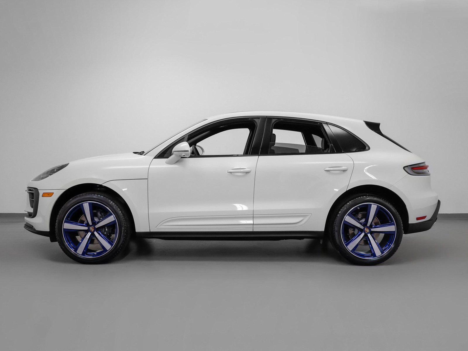 Certified 2025 Porsche Macan AWD/4WD image 2