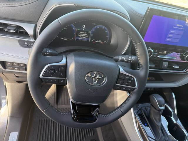 Certified 2025 Toyota Highlander Limited FWD image 16