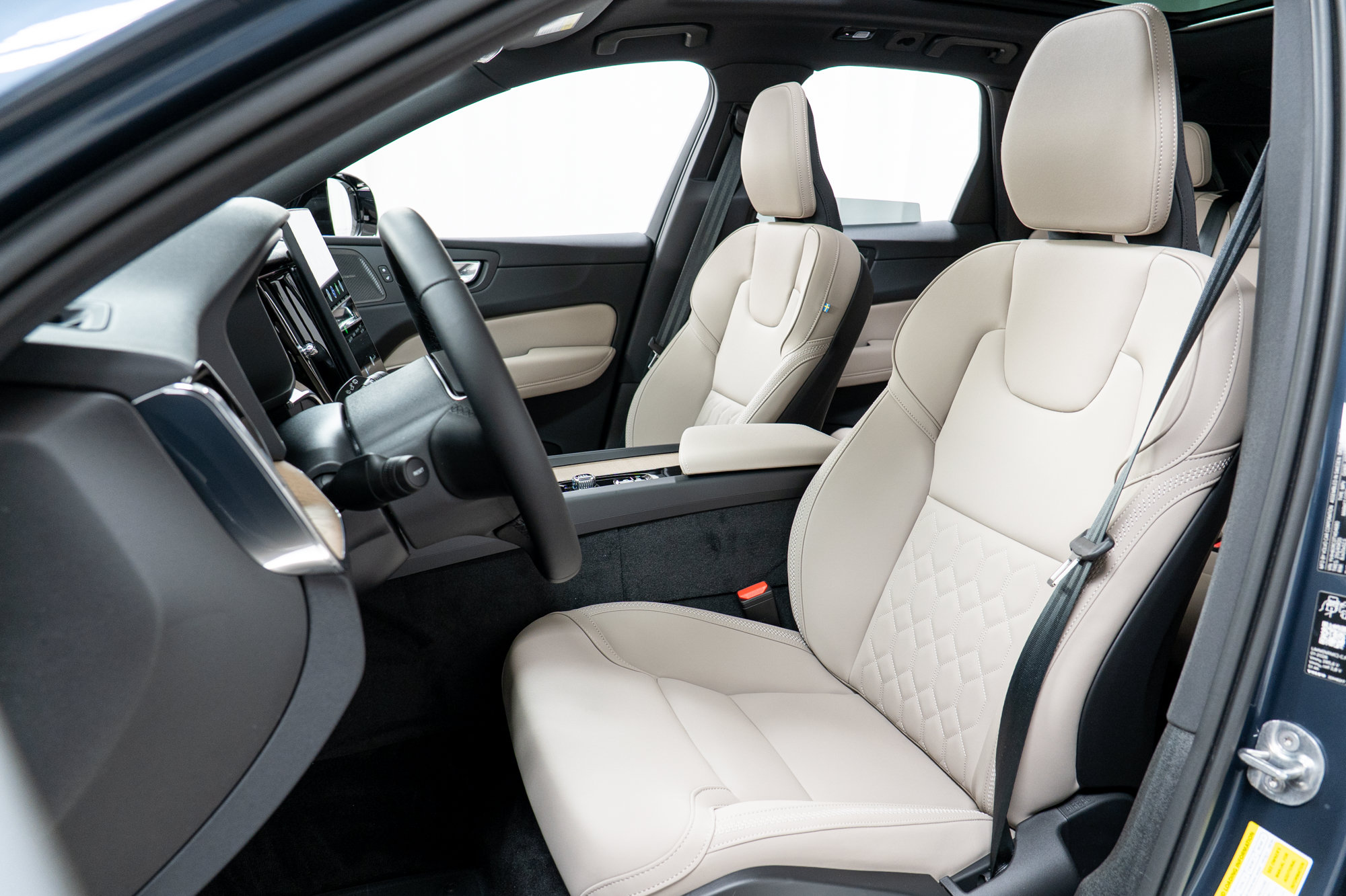 New 2026 Volvo XC60 T8 Plus w/ Climate Package AWD/4WD image 13