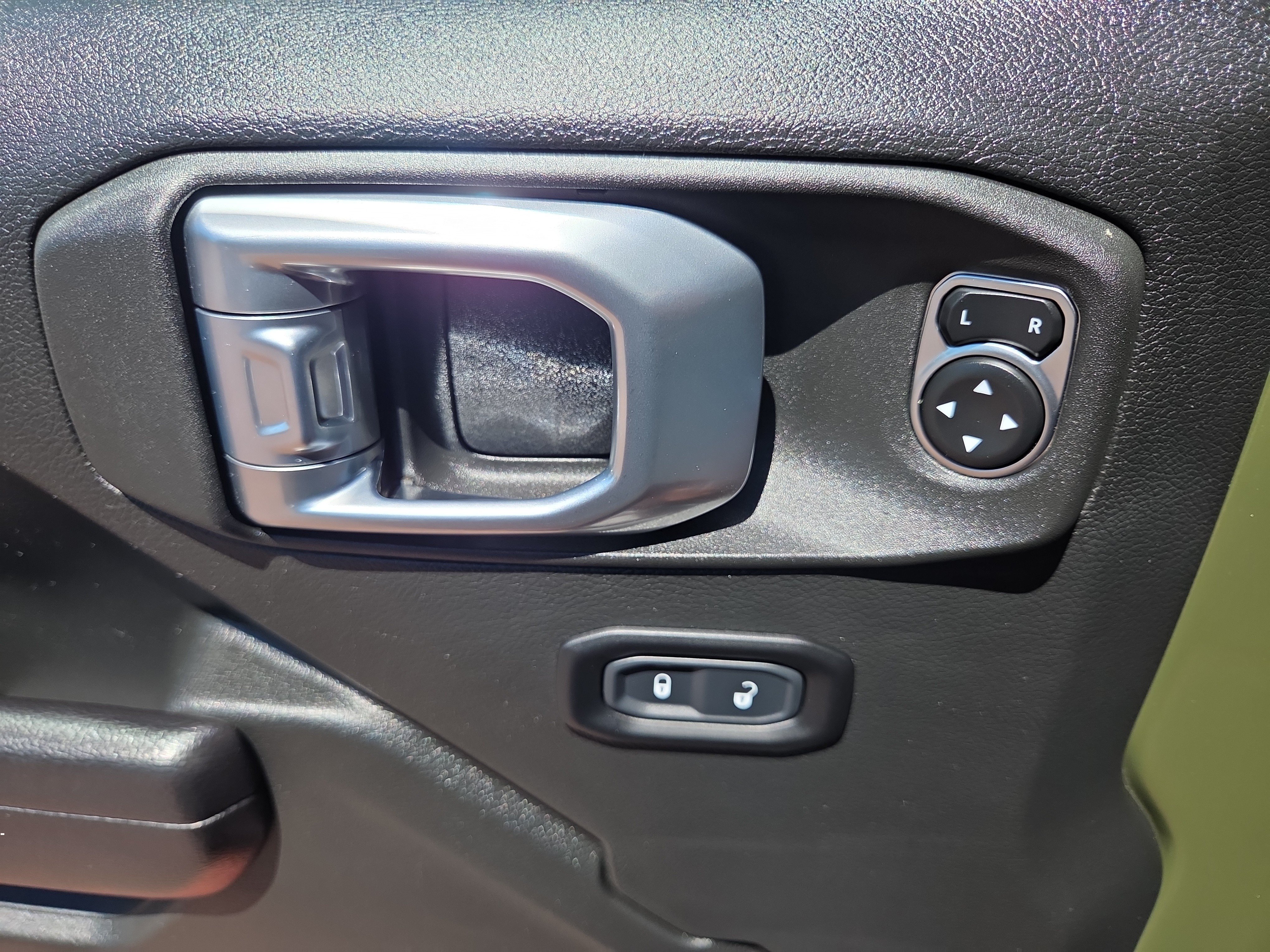 Used 2021 Jeep Wrangler Rubicon w/ Cold Weather Group AWD/4WD image 32