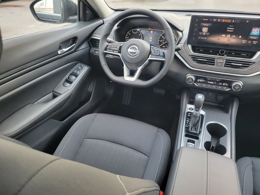 Used 2025 Nissan Altima 2.5 SV w/ SV Premium Package FWD image 10