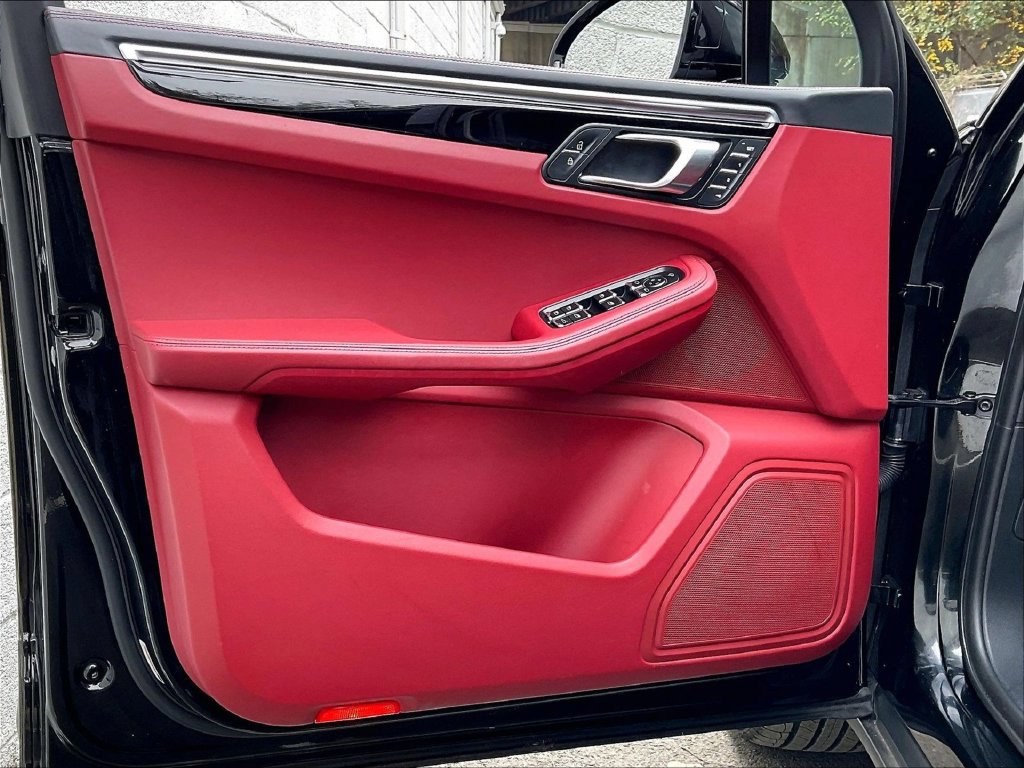 Certified 2023 Porsche Macan AWD/4WD image 28