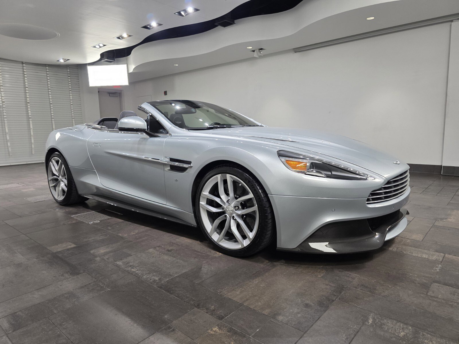Used 2017 Aston Martin Vanquish Volante RWD image 1