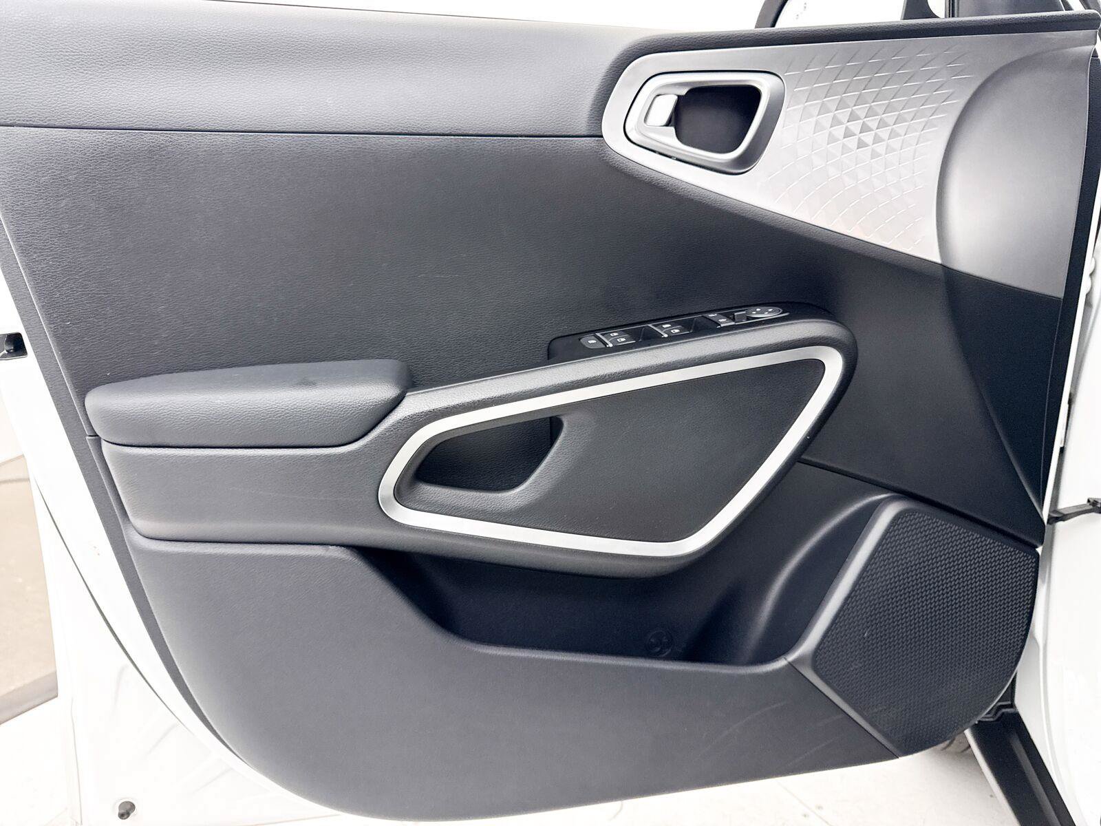 Used 2025 Kia Soul LX w/ LX Technology Package FWD image 27
