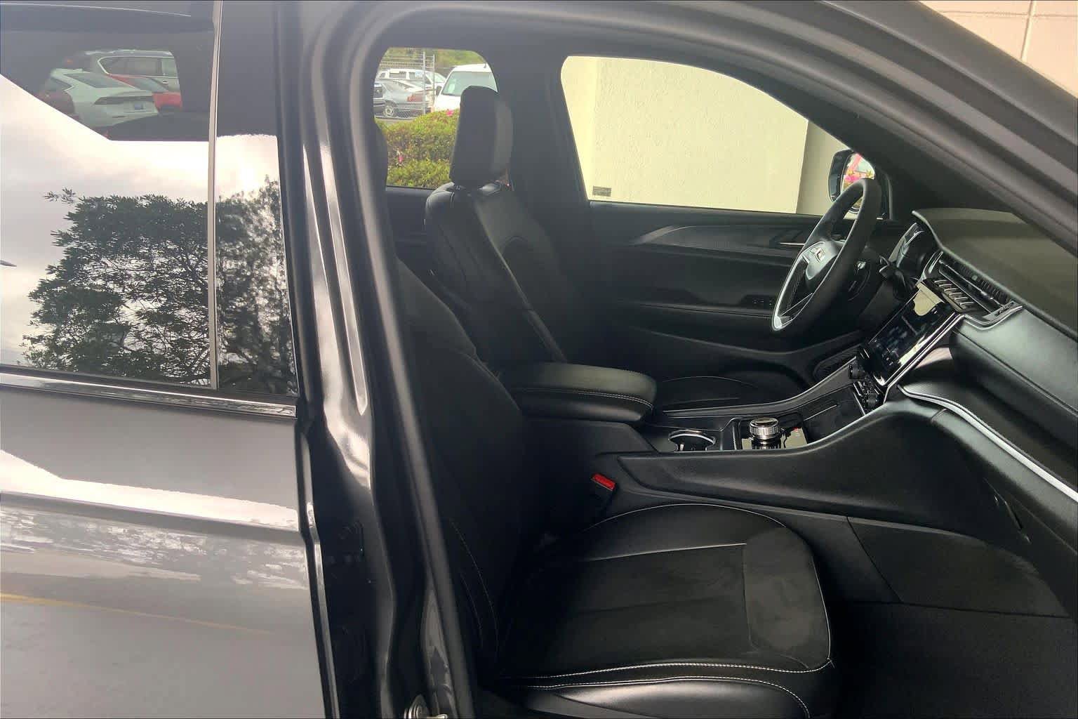 Used 2025 Jeep Grand Cherokee Altitude AWD/4WD image 15