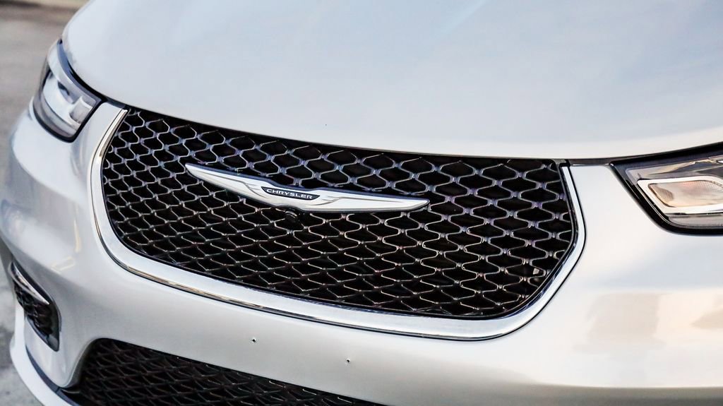 Certified 2024 Chrysler Pacifica Touring-L image 6