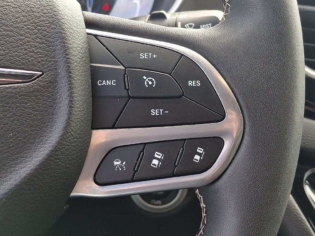 Used 2025 Chrysler Pacifica Select FWD image 17