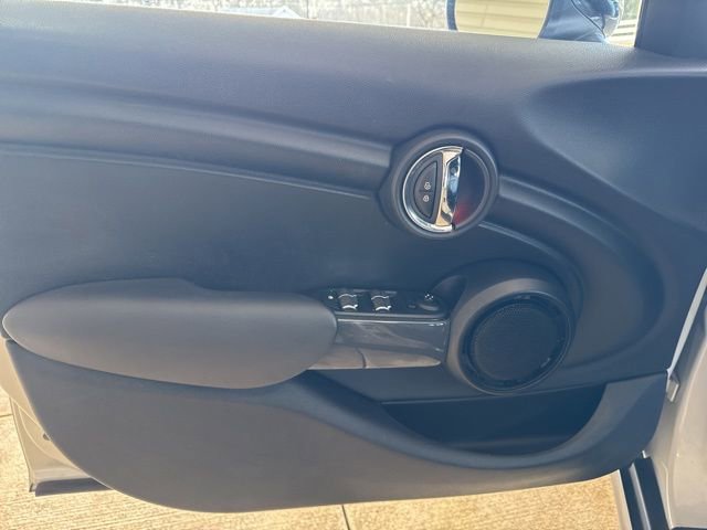 Used 2016 MINI Cooper 4-Door Hardtop image 11