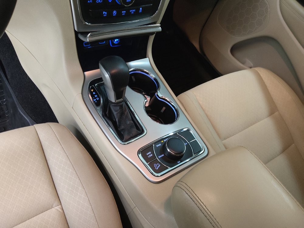 Used 2019 Jeep Grand Cherokee Laredo AWD/4WD image 26