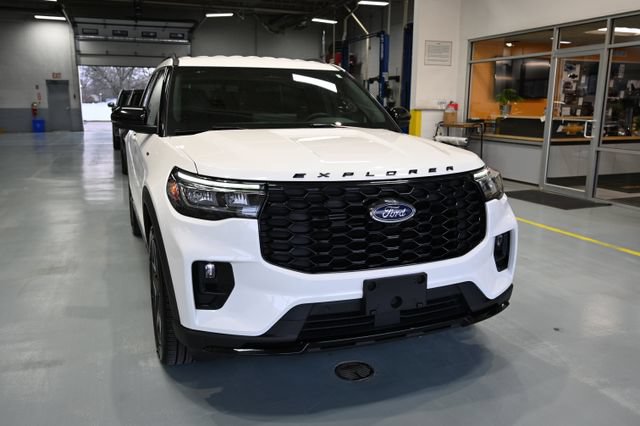 Used 2025 Ford Explorer ST-Line w/ ST-Line Street Pack AWD/4WD image 3