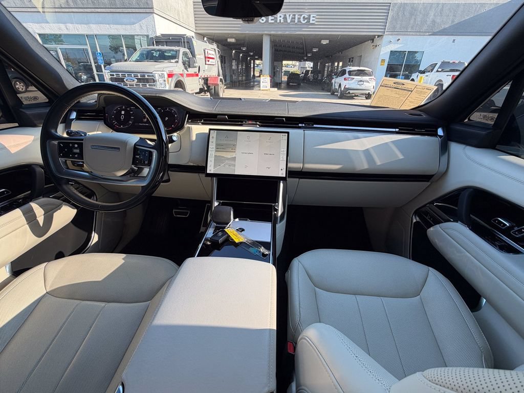 Used 2025 Land Rover Range Rover SE AWD/4WD image 12