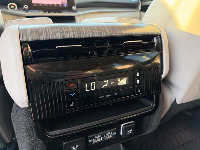 Used 2024 Jeep Wagoneer Series III w/ Premium Group I AWD/4WD image 22