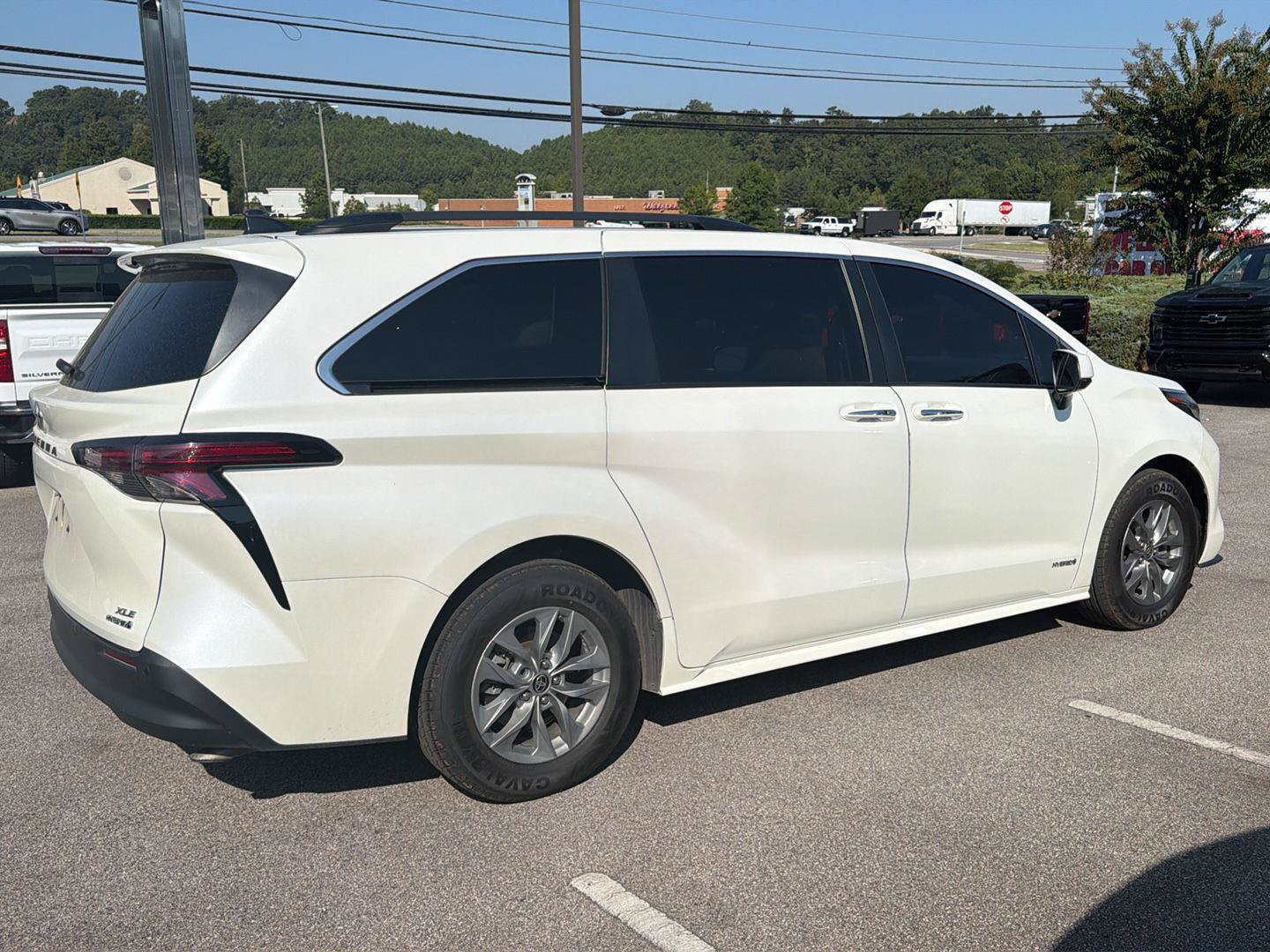 Used 2021 Toyota Sienna XLE w/ XLE Plus Package FWD image 3