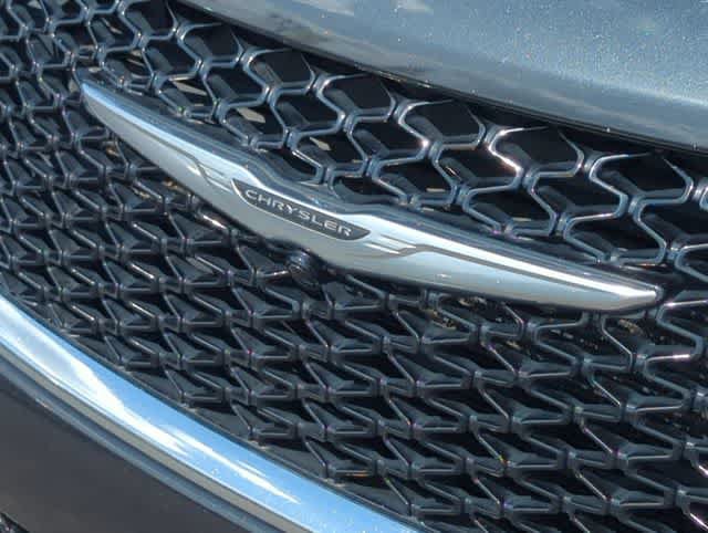 Used 2023 Chrysler Pacifica Touring-L FWD image 12