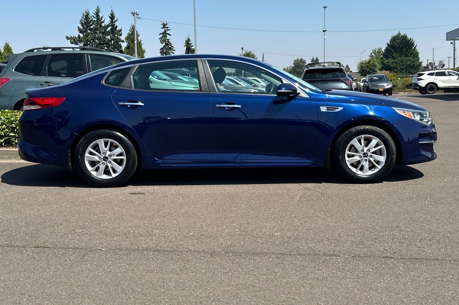 Used 2017 Kia Optima LX w/ Driver Convenience Package FWD image 3