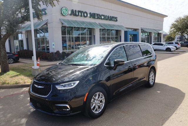 Used 2026 Chrysler Pacifica Select image 1