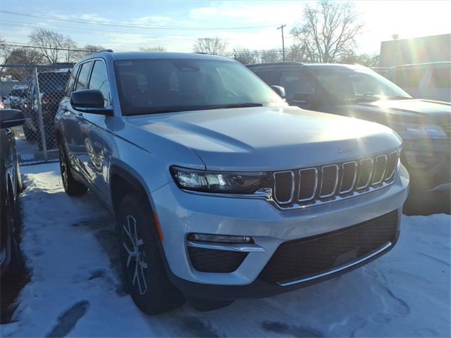 Used 2025 Jeep Grand Cherokee Limited image 3