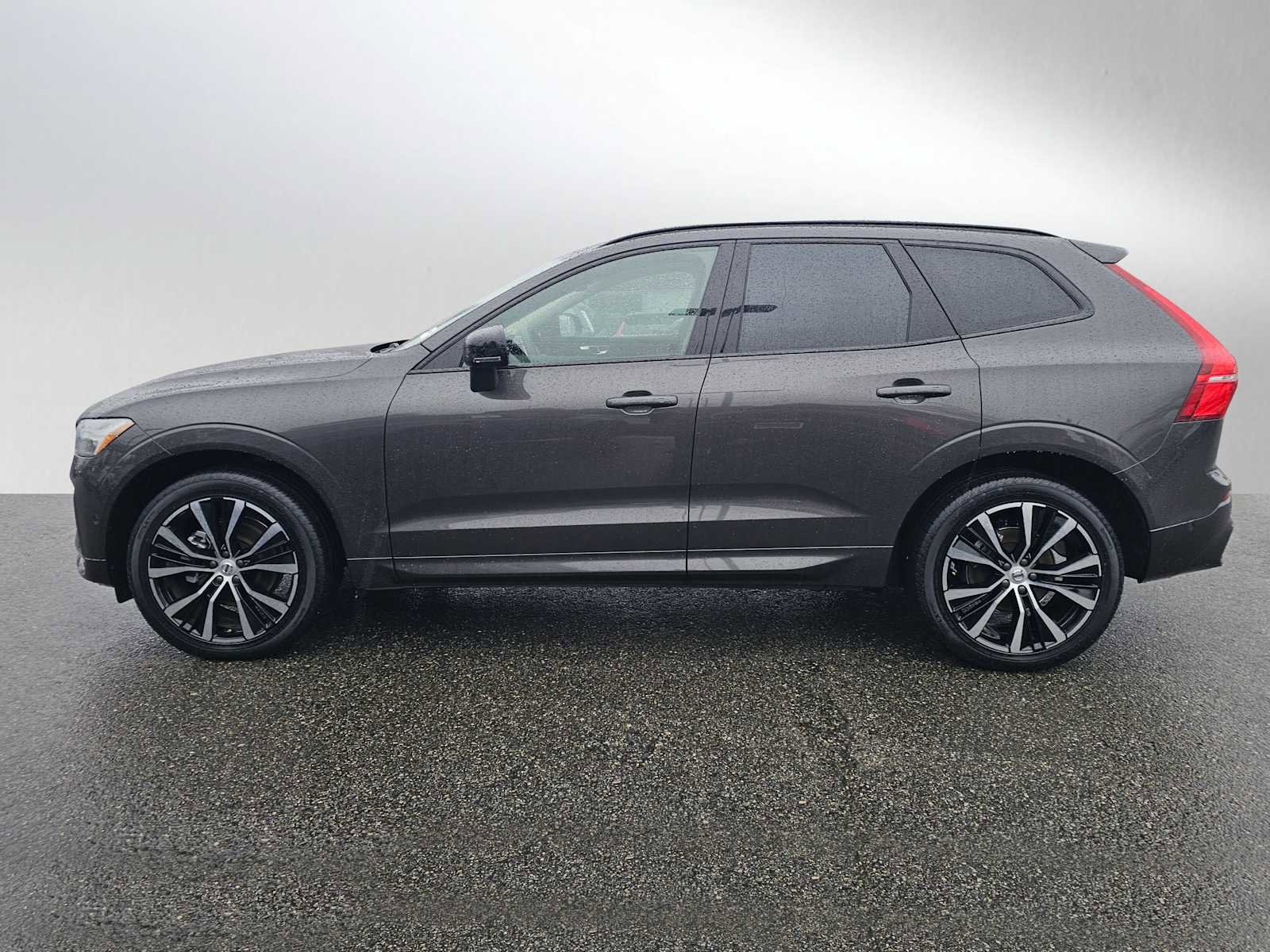 Certified 2025 Volvo XC60 B5 Plus image 6