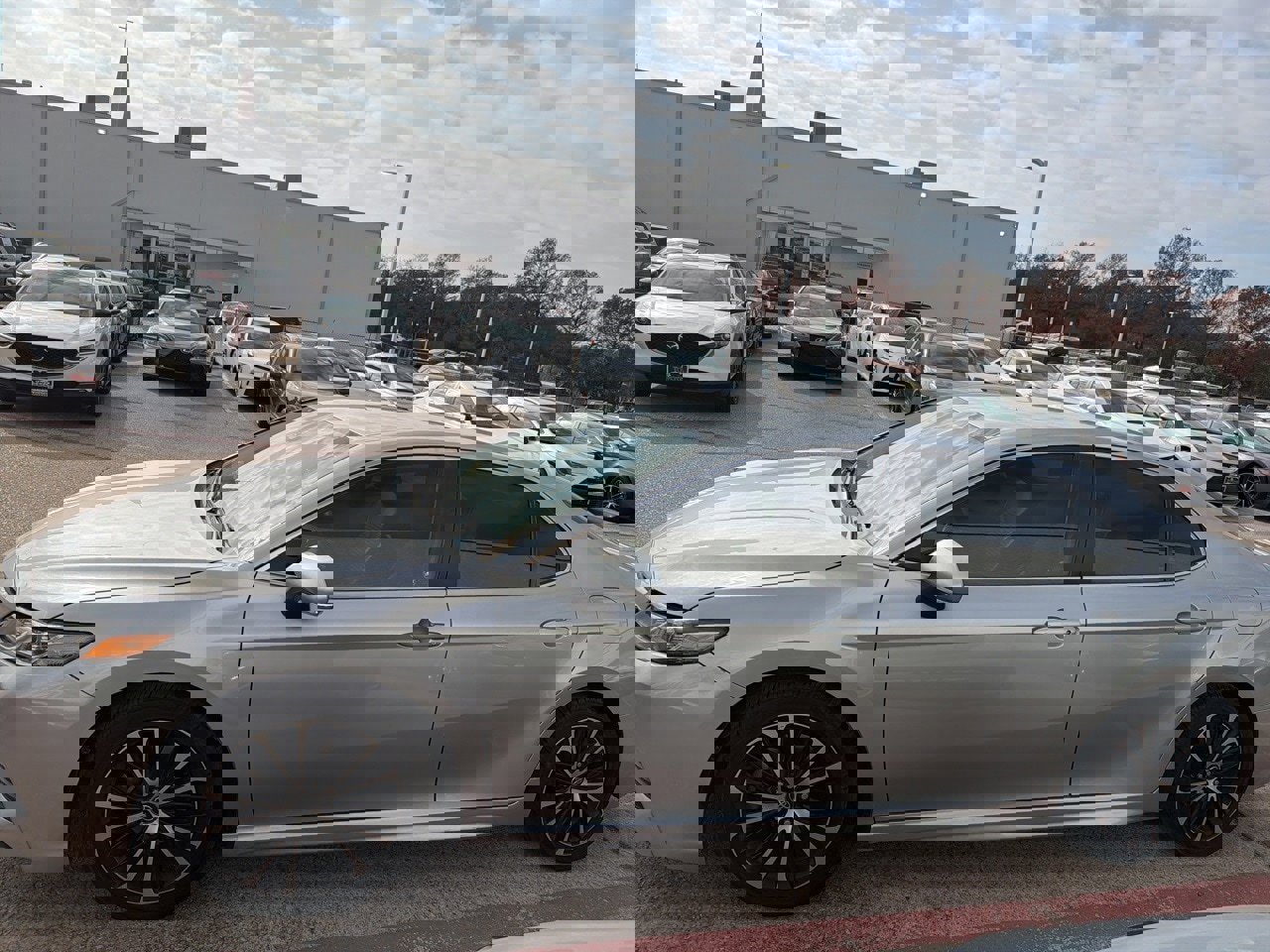 Used 2020 Toyota Camry image 5