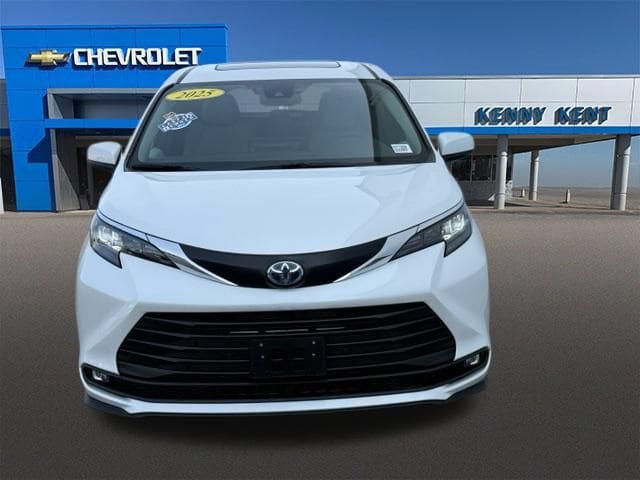 Used 2025 Toyota Sienna XLE FWD image 7