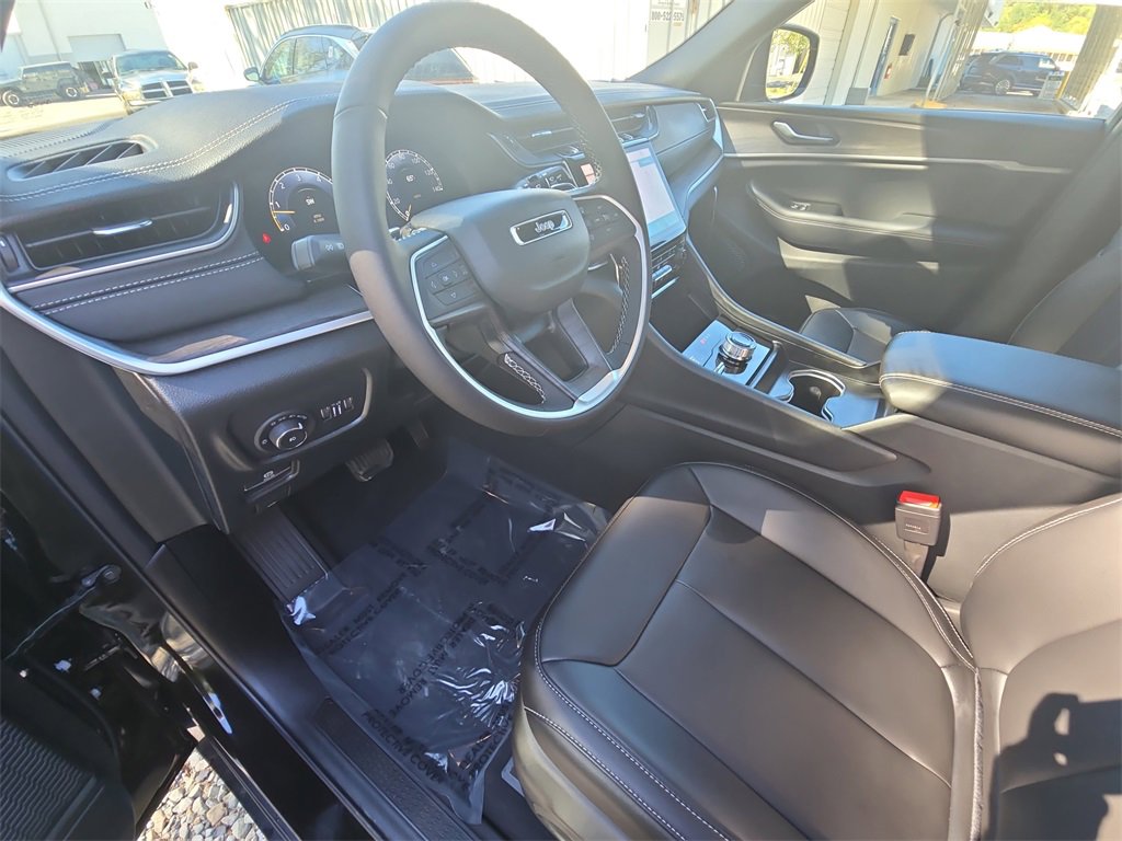 New 2025 Jeep Grand Cherokee L Limited w/ Black Appearance Package image 18