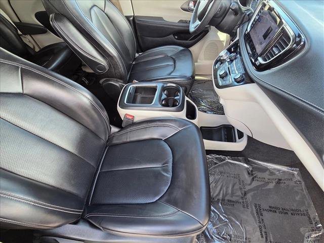 Used 2023 Chrysler Pacifica Touring-L FWD image 19