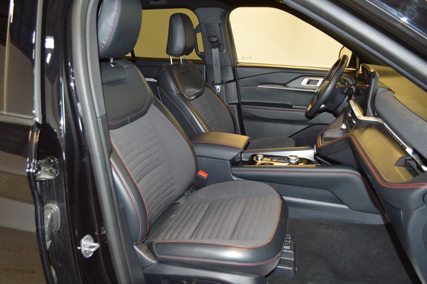 Used 2025 Ford Explorer ST-Line AWD/4WD image 11