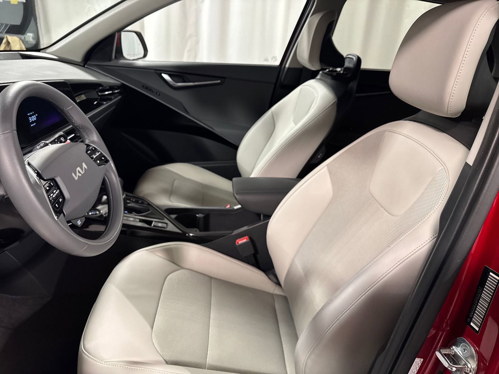 Certified 2023 Kia Niro EX image 3