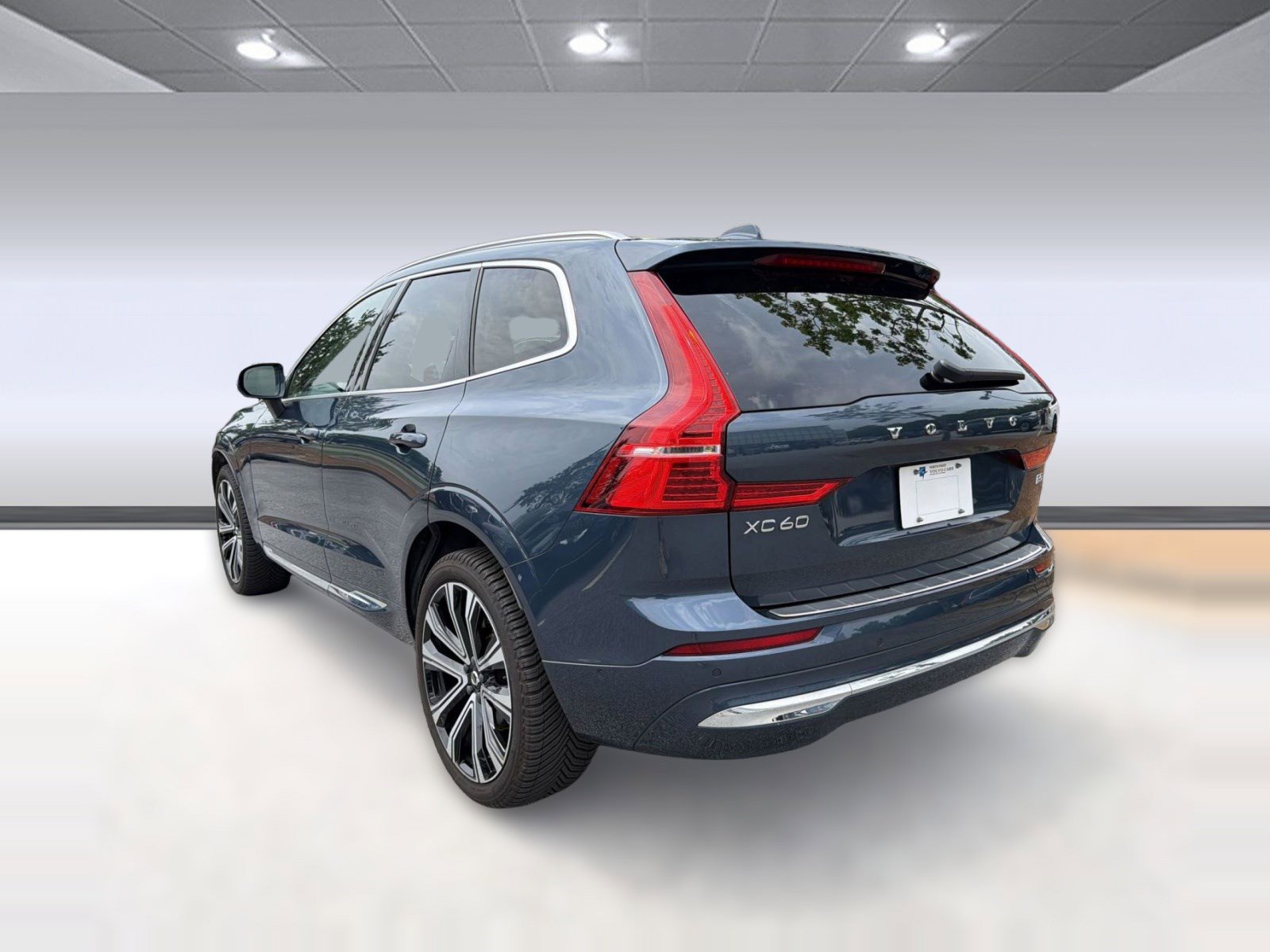 Used 2023 Volvo XC60 B5 Ultimate w/ Climate Package FWD image 3