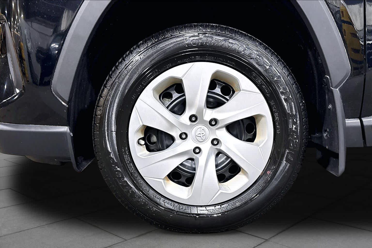 Used 2023 Toyota RAV4 LE AWD/4WD image 11