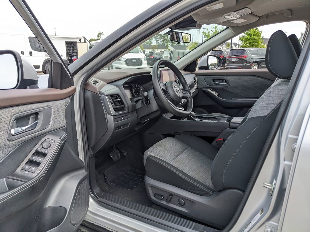 Used 2023 Nissan Rogue SV FWD image 34