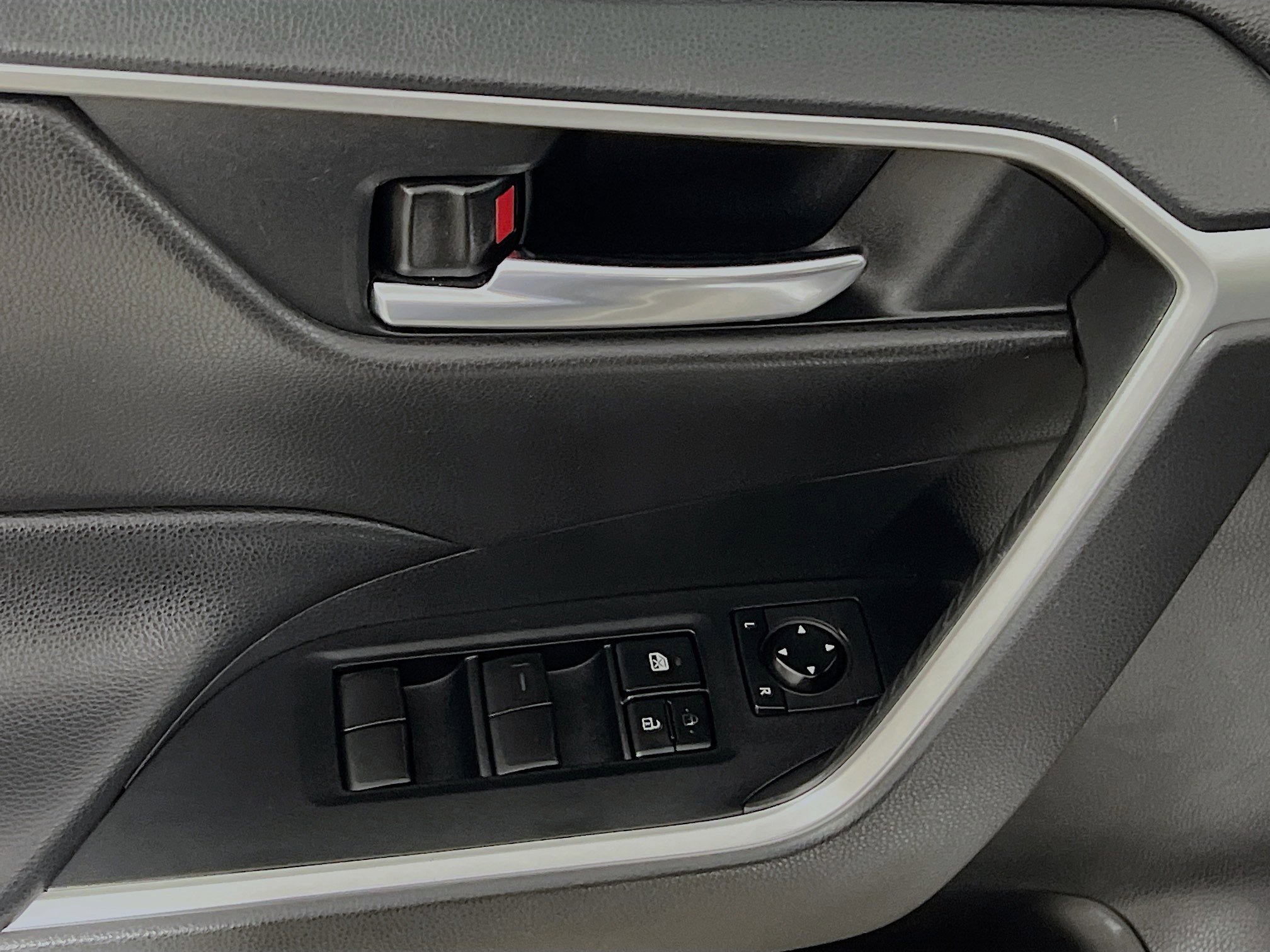 Used 2020 Toyota RAV4 XLE w/ Convenience Package image 17