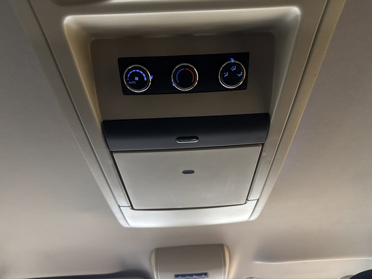 Used 2014 Chrysler Town & Country Touring FWD image 25