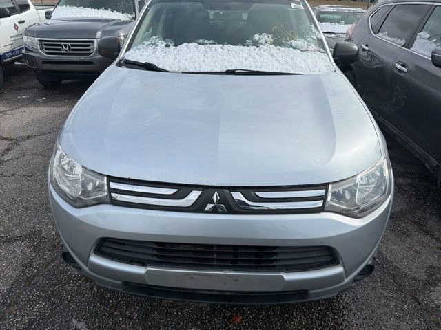 Used 2014 Mitsubishi Outlander ES image 2