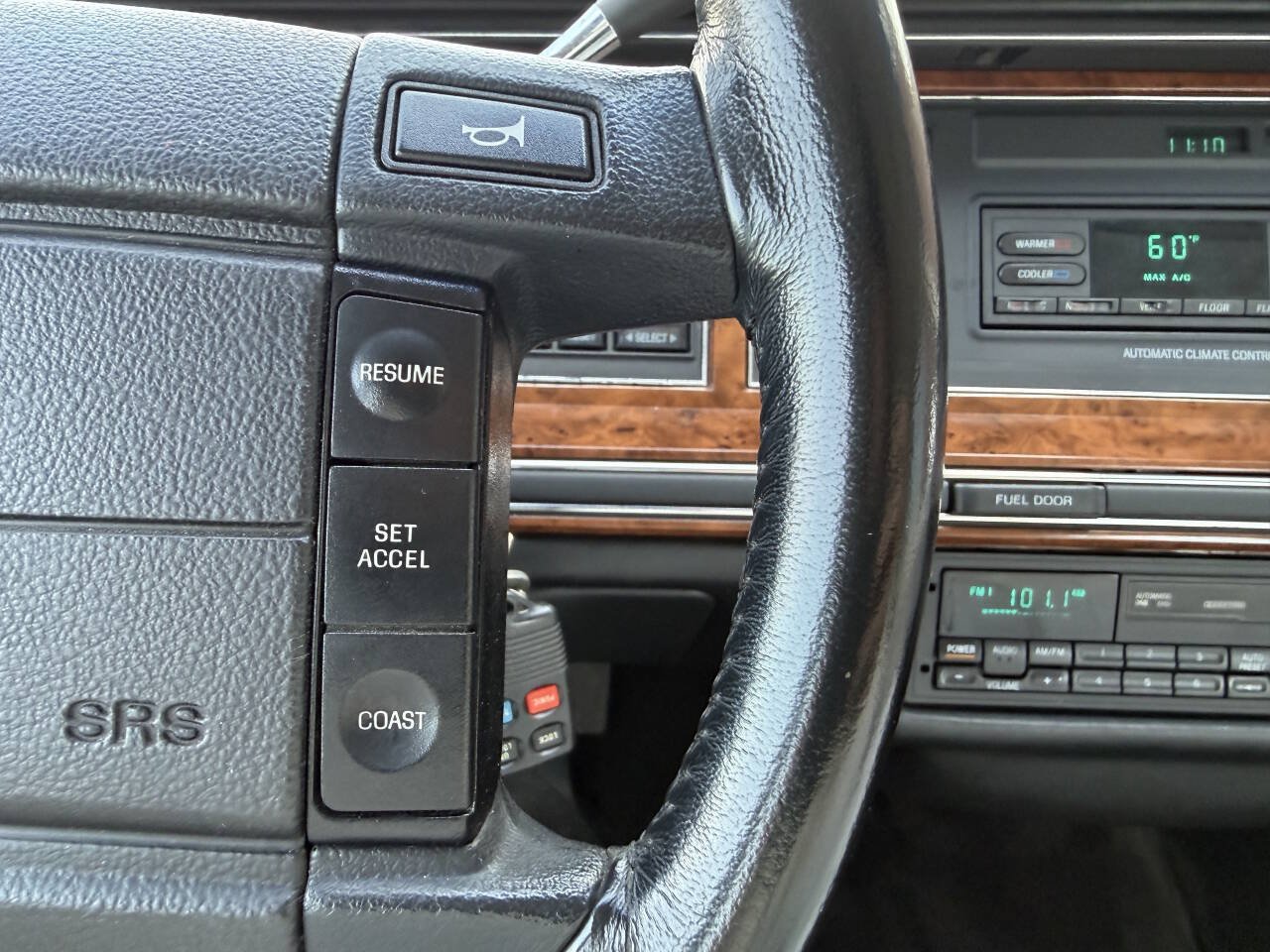 Used 1994 Lincoln Town Car Signature RWD image 18