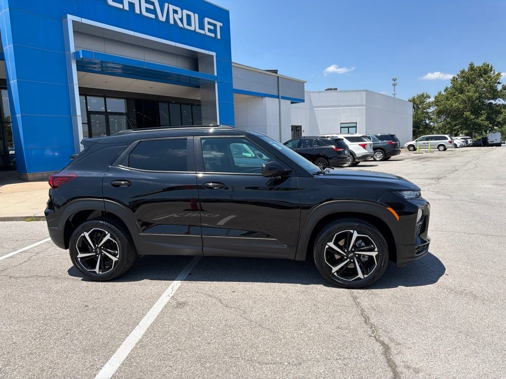 Used 2023 Chevrolet TrailBlazer RS w/ Sun and Liftgate Package AWD/4WD image 2
