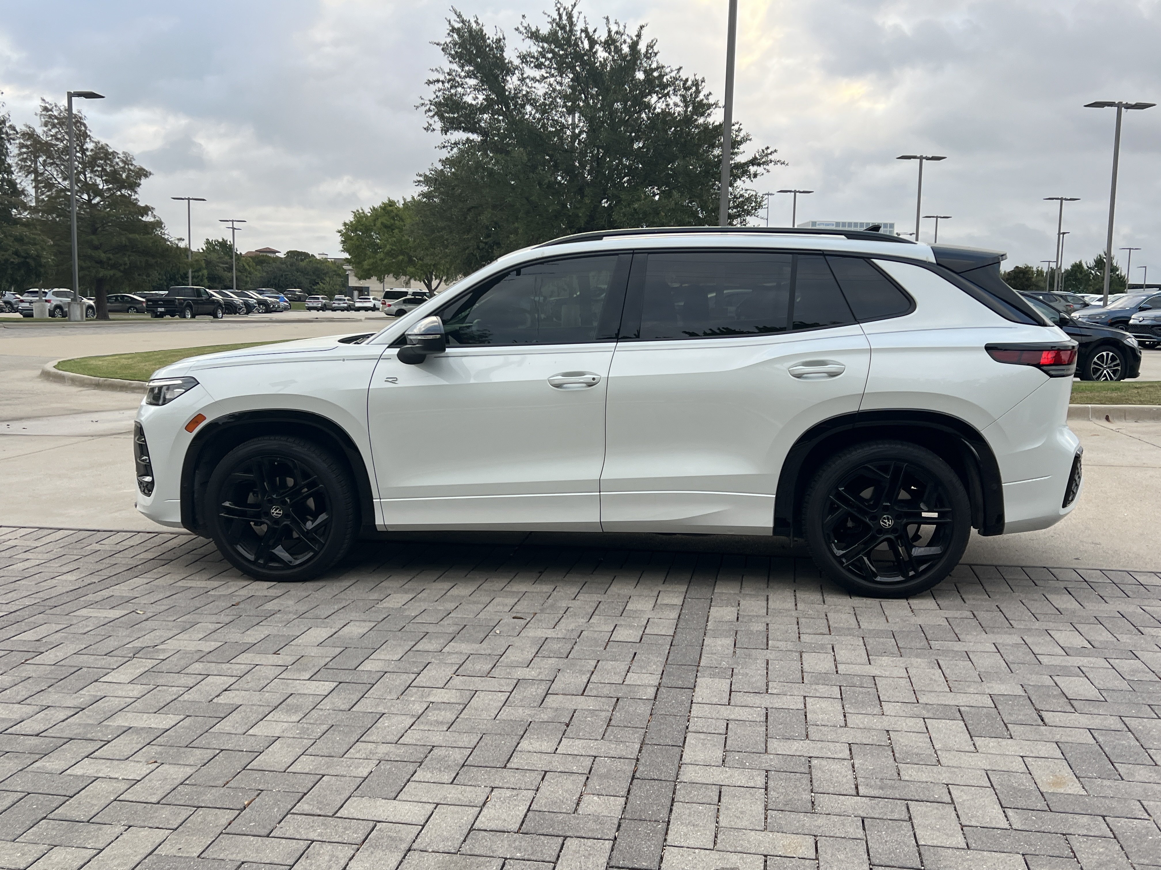 Certified 2026 Volkswagen Tiguan SE R-Line FWD image 6