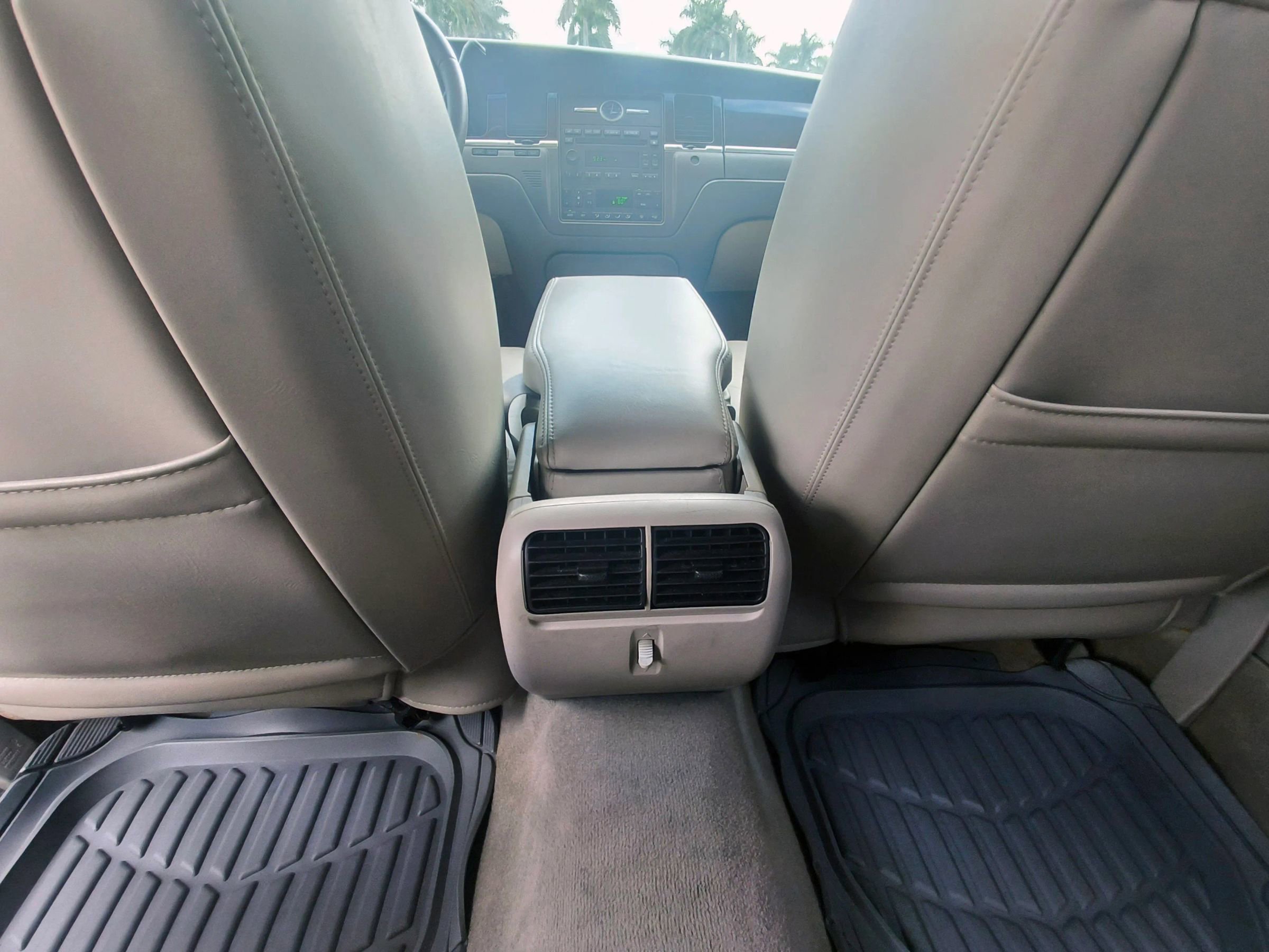 Used 2006 Lincoln Town Car Signature image 28