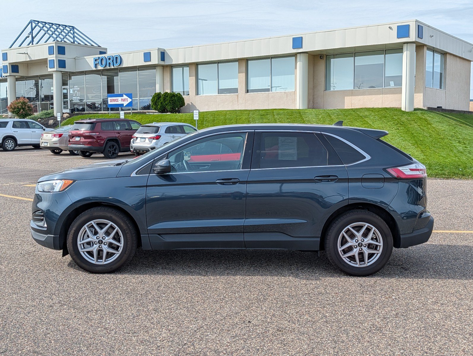 Used 2024 Ford Edge SEL w/ Convenience Package AWD/4WD image 2