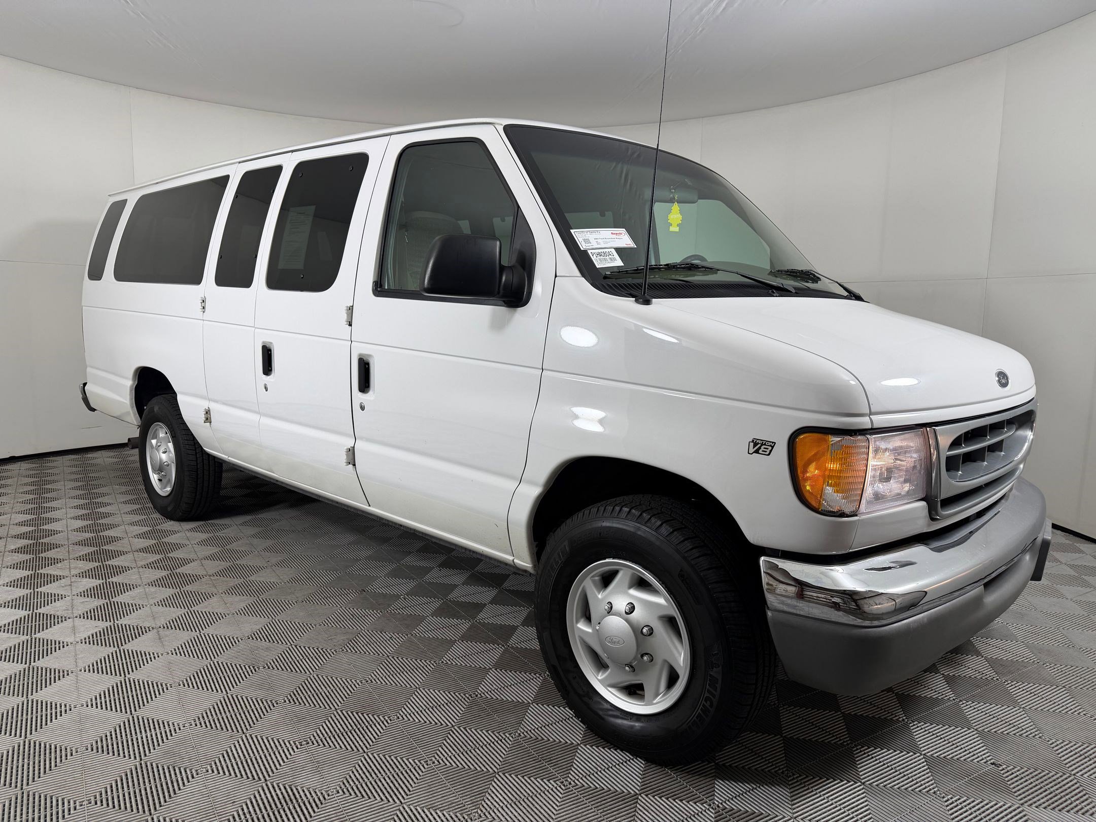 Used 2001 Ford E-350 and Econoline 350 Club Wagon image 6
