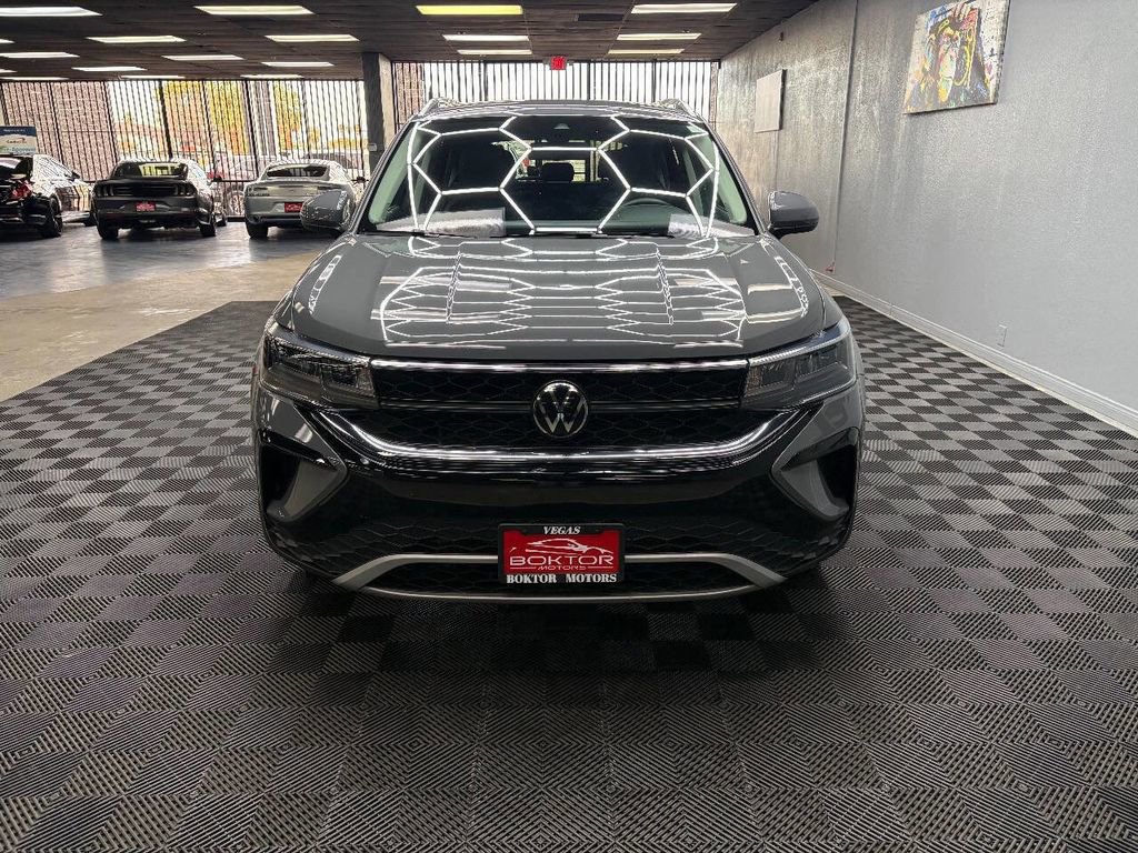 Used 2022 Volkswagen Taos SE FWD image 3