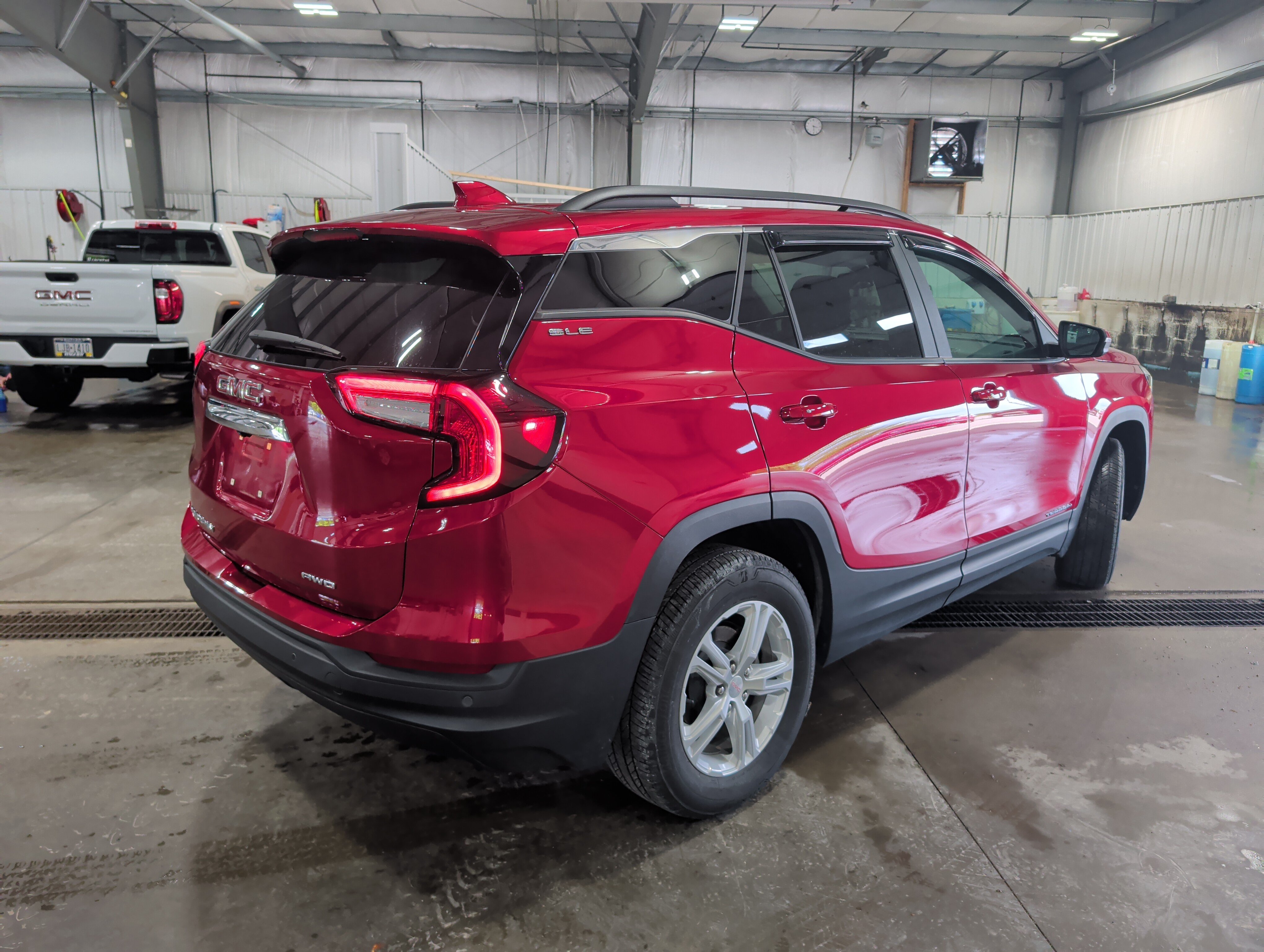 Used 2024 GMC Terrain SLE w/ Driver Convenience Package AWD/4WD image 3