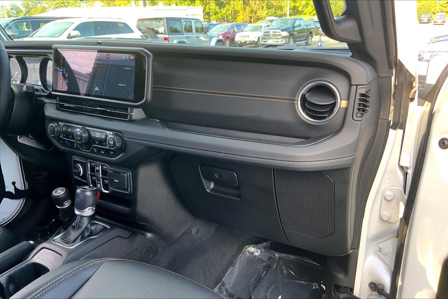 Certified 2024 Jeep Wrangler Unlimited Sahara w/ Technology Group AWD/4WD image 18