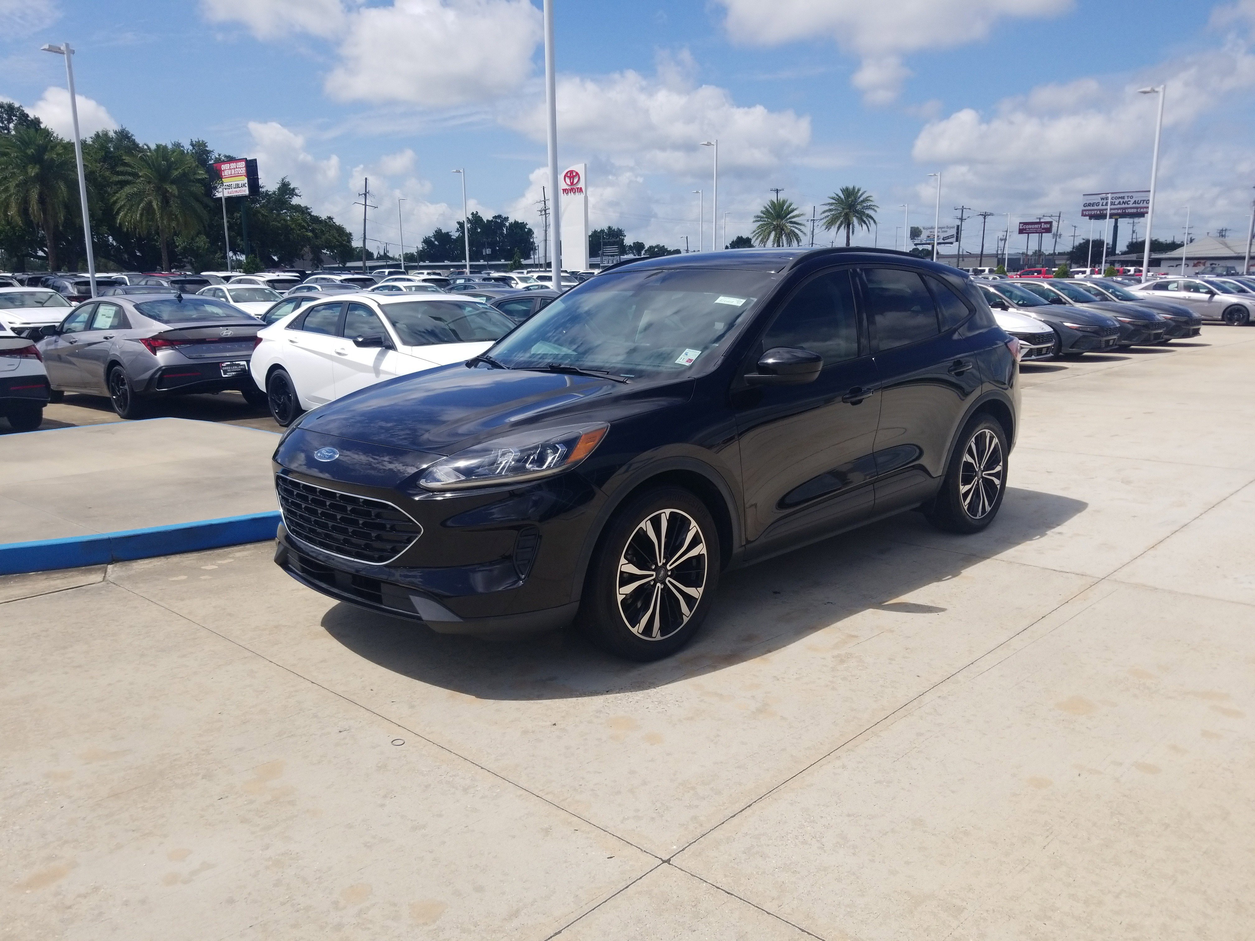Used 2021 Ford Escape SE w/ SE Sport Appearance Package FWD image 3