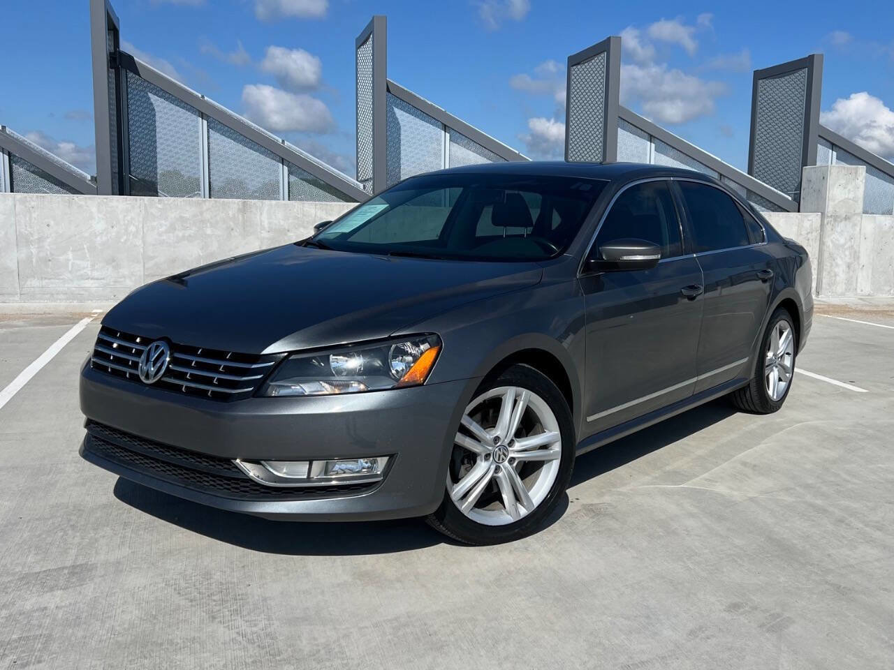 Used 2014 Volkswagen Passat TDI SEL Premium FWD image 2