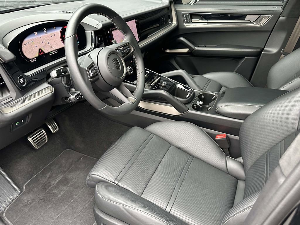 Certified 2025 Porsche Cayenne Turbo image 4